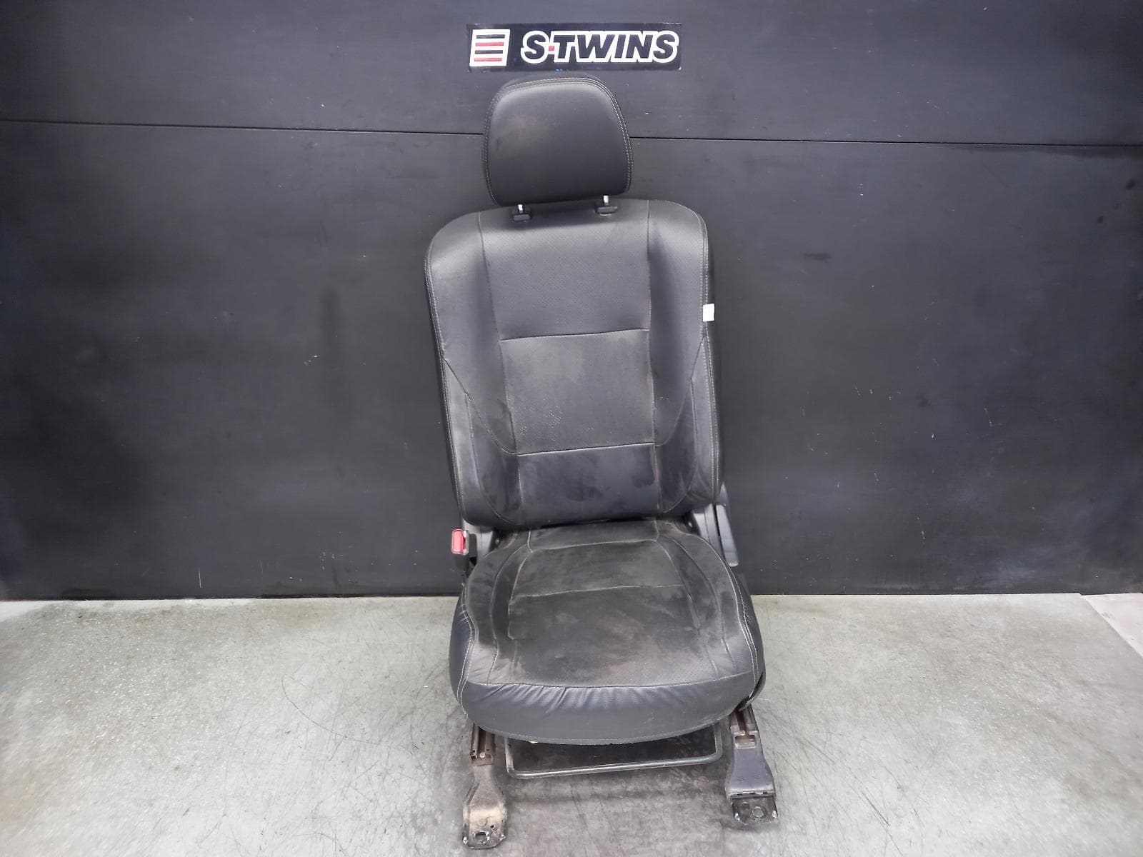 Used auto part listing image: 2016 MITSUBISHI OUTLANDER FRONT SEAT LH FRONT, ZJ-ZK, LEATHER, 10/12-03/18 0000358921