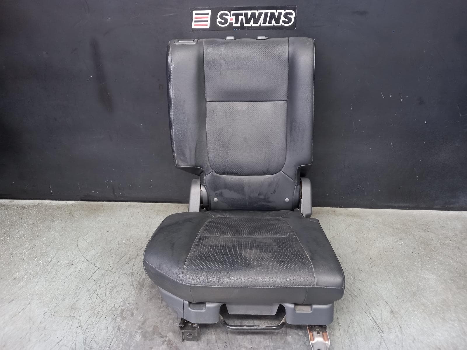 Used auto part listing image: 2016 MITSUBISHI OUTLANDER 2ND SEAT REAR SEAT RH REAR, ZJ-ZK, LEATHER, 10/12-03/18 0000358923
