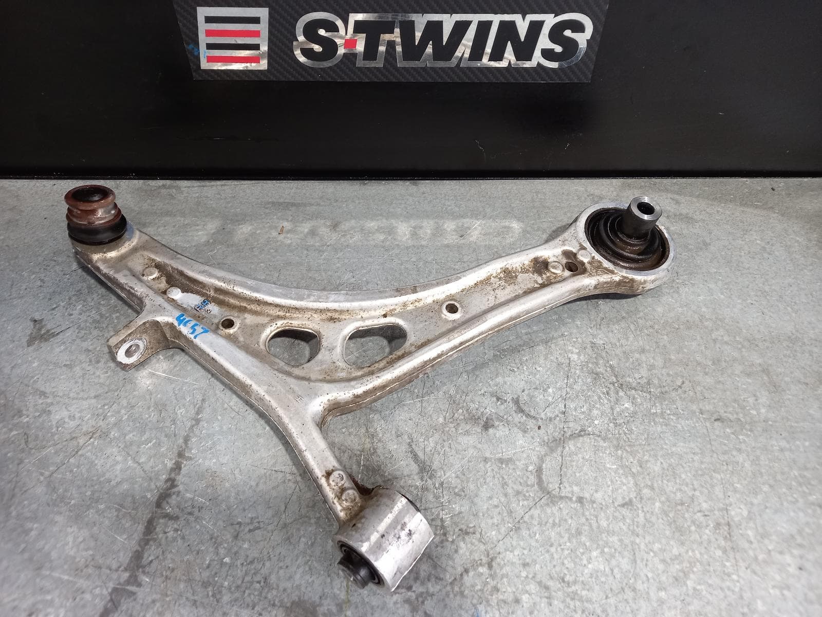 Used auto part listing image: 2016 SUBARU LEVORG RIGHT FRONT LOWER CONTROL ARM V1, 05/16-12/20 0000170291