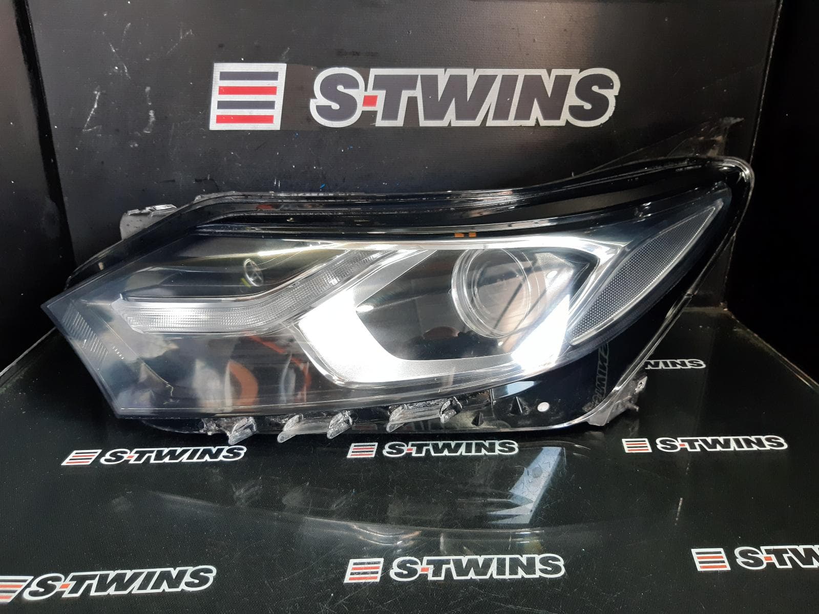 Used auto part listing image: 2018 HOLDEN EQUINOX LEFT HEADLAMP EQ, LS+, HALOGEN TYPE (W/ AUTO HIGH BEAM), 09/17-12/20 0000139653