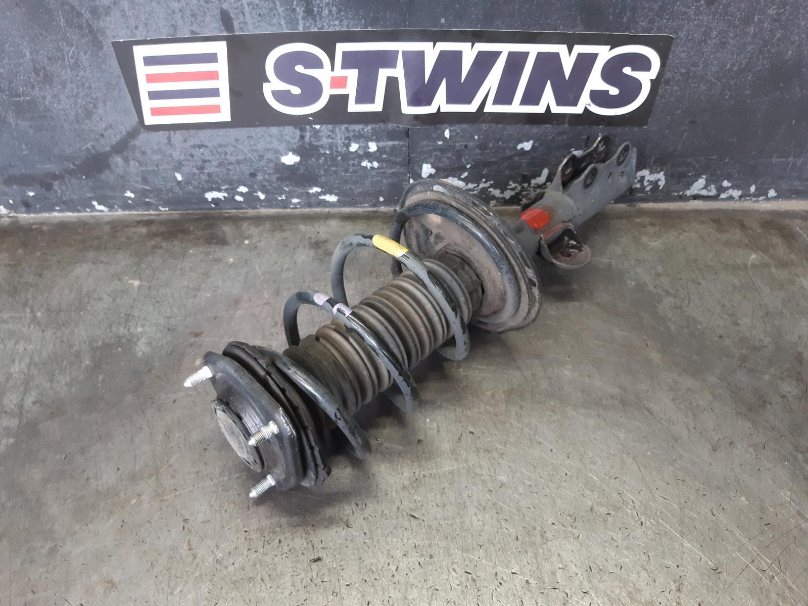 Used auto part listing image: 2017 TOYOTA RAV4 LEFT FRONT STRUT XA40, PETROL, 10/14-12/18 0000299043