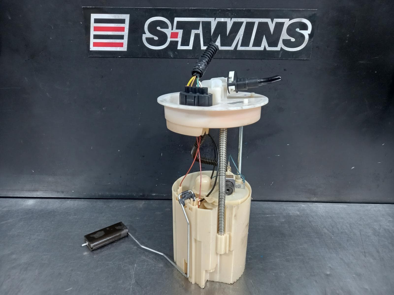 Used auto part listing image: 2014 FORD KUGA FUEL PUMP TF, PETROL, 1.6, IN TANK (PUMP & SENDER), 11/12-09/16 0000299372