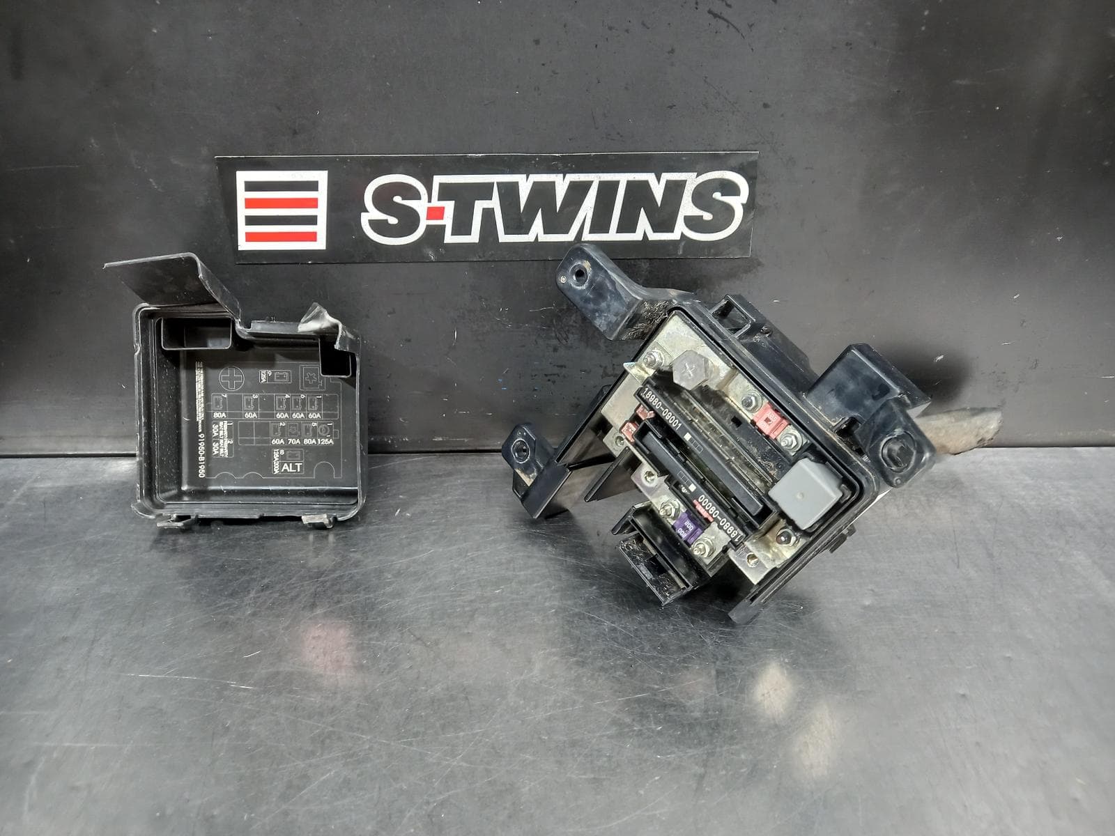 Used auto part listing image: 2017 HYUNDAI GENESIS FUSE BOX ENGINE BAY (LH SIDE), DH, 11/14-01/18 0000299295