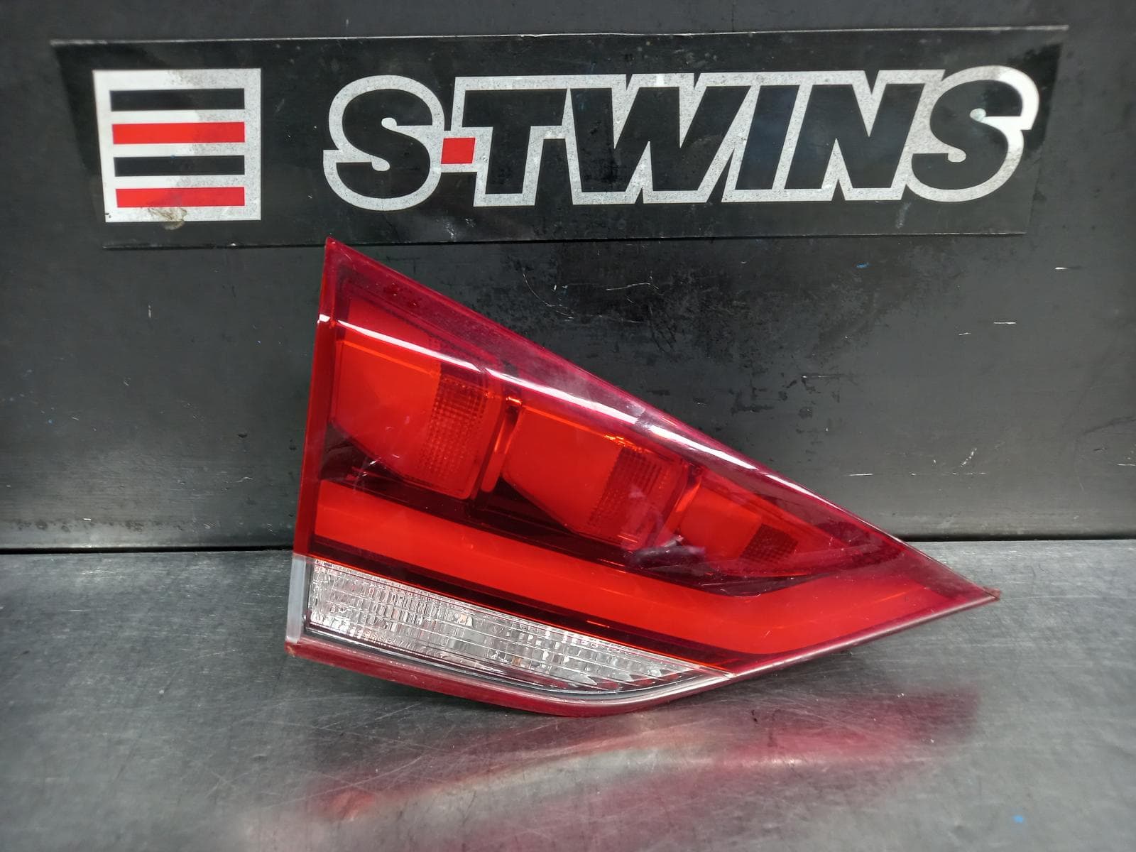 Used auto part listing image: 2017 HYUNDAI GENESIS REAR GARNISH BOOTLID LAMP (LH SIDE), DH, 11/14-01/18 0000299303
