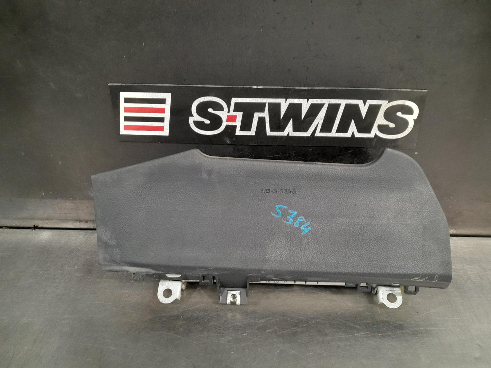 Used auto part listing image: 2017 TOYOTA HILUX RIGHT AIRBAG KNEE, 09/15- 0000299780