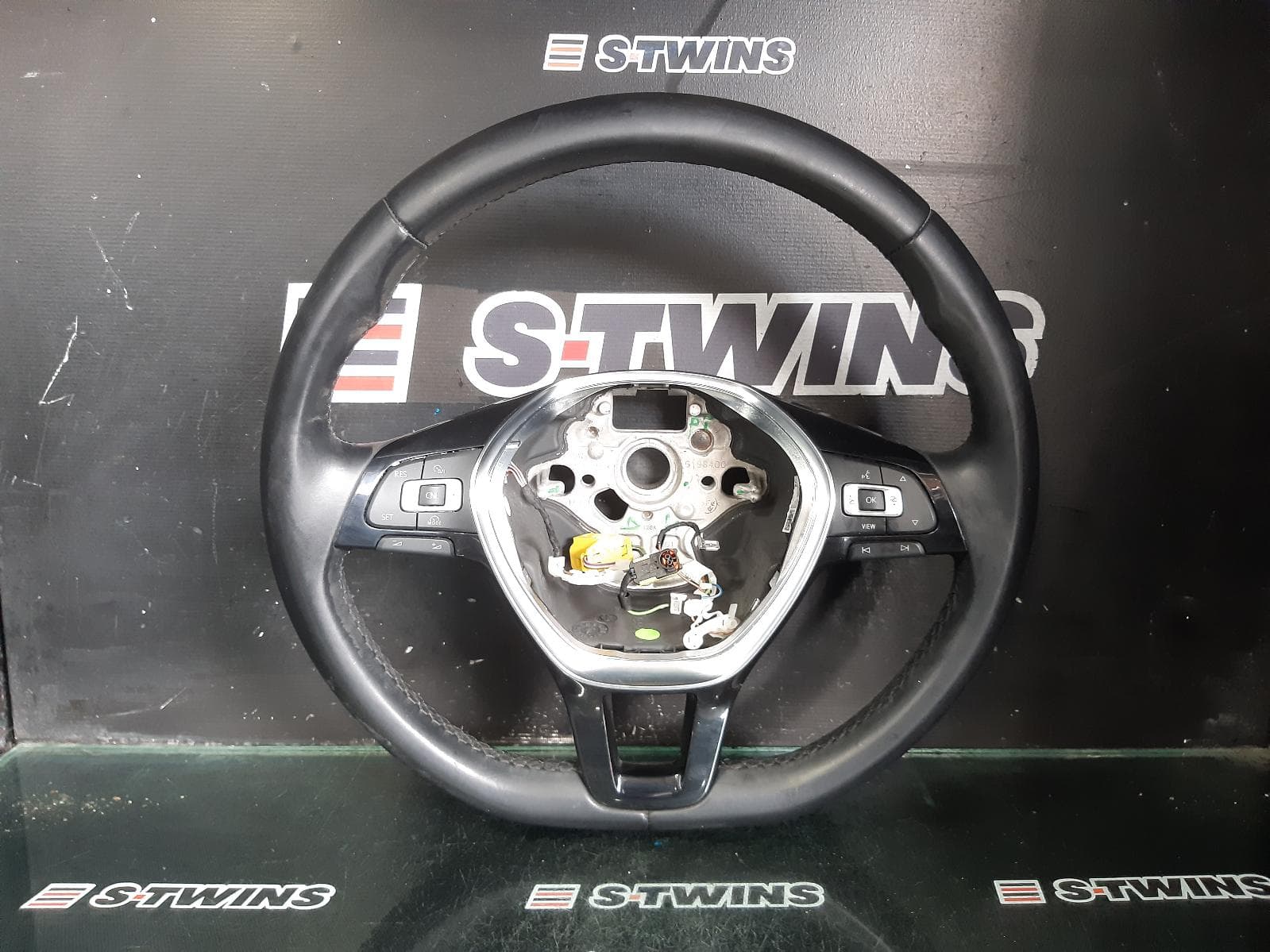 Used auto part listing image: 2018 VOLKSWAGEN POLO STEERING WHEEL LEATHER, STANDARD, AW, 09/17-01/22 0000301139