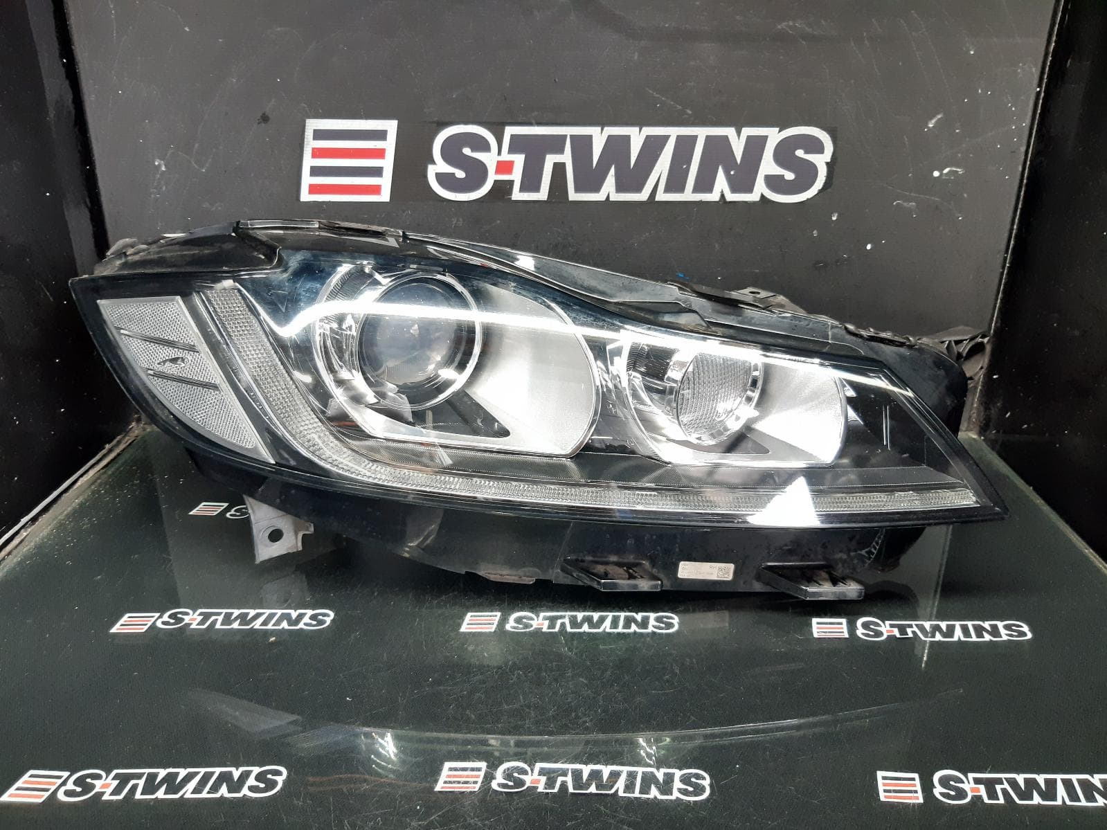 Used auto part listing image: 2017 JAGUAR F PACE RIGHT HEADLAMP X761, XENON TYPE, 02/16-10/20 0000352490