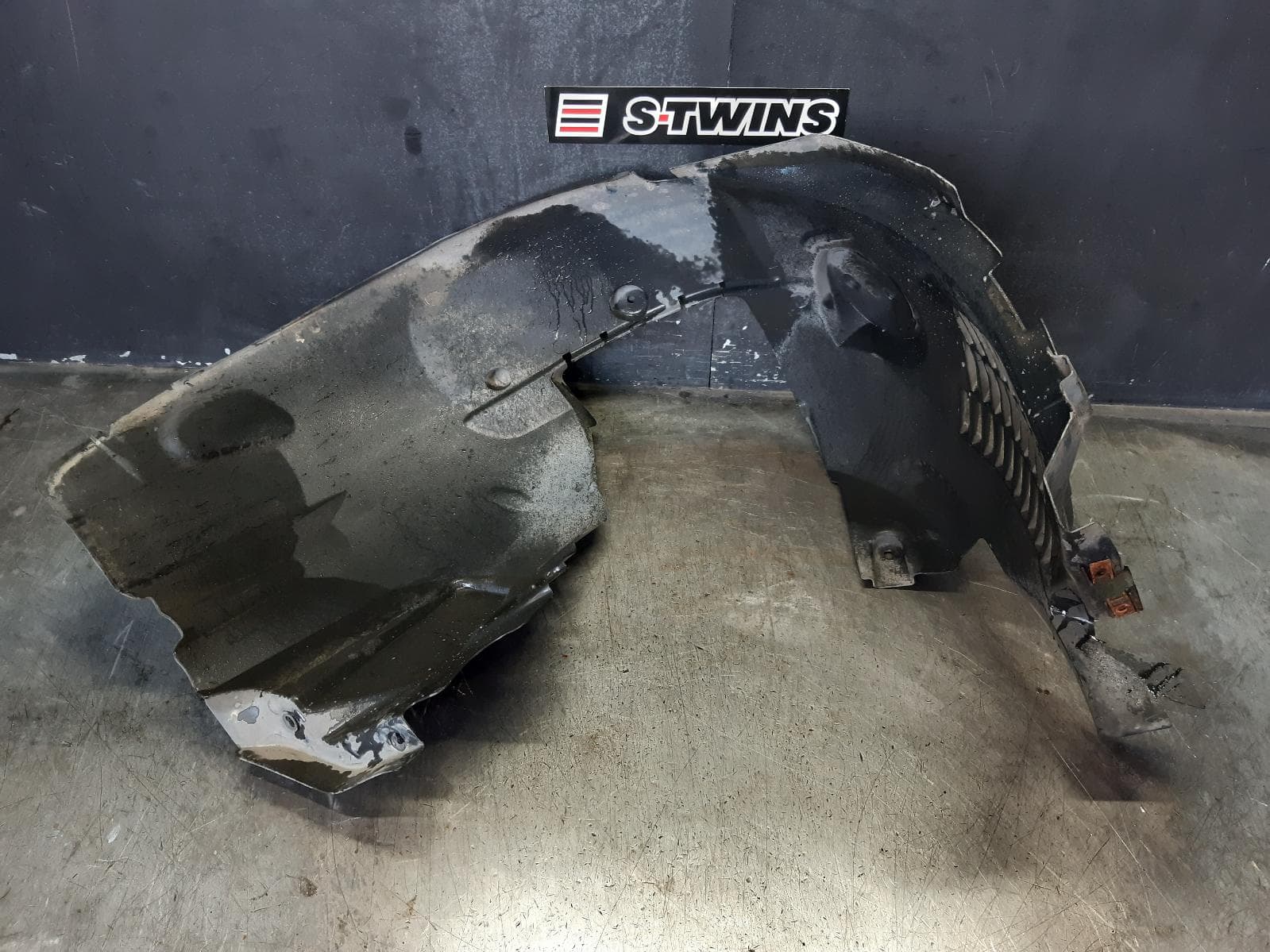 Used auto part listing image: 2017 JAGUAR F PACE RIGHT GUARD LINER X761, 02/16- 0000352431