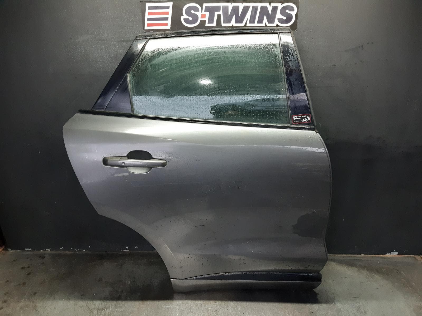 Used auto part listing image: 2017 JAGUAR F PACE RIGHT REAR DOOR SLIDING X761, 02/16- 0000352238