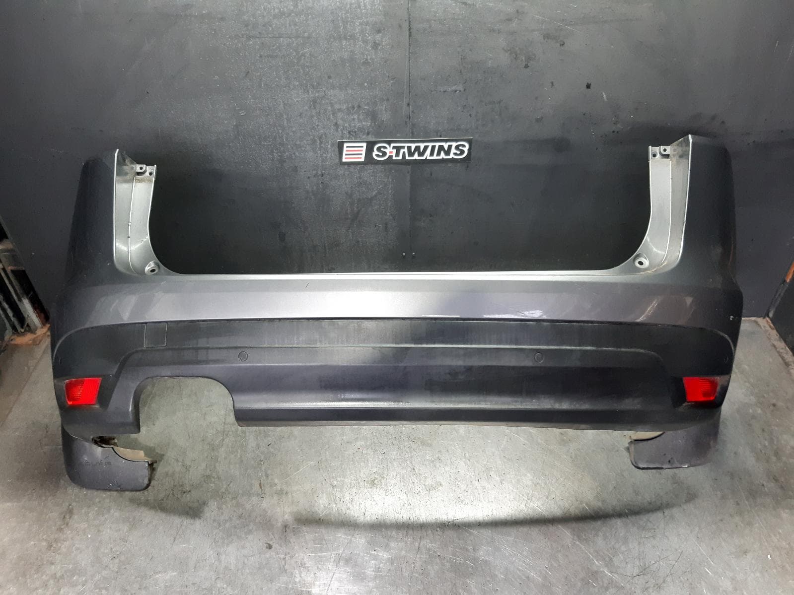 Used auto part listing image: 2017 JAGUAR F PACE REAR BUMPER X761, BUMPER BAR, NON SVR, DUAL EXHAUST TYPE, 02/16-10/20 0000352235