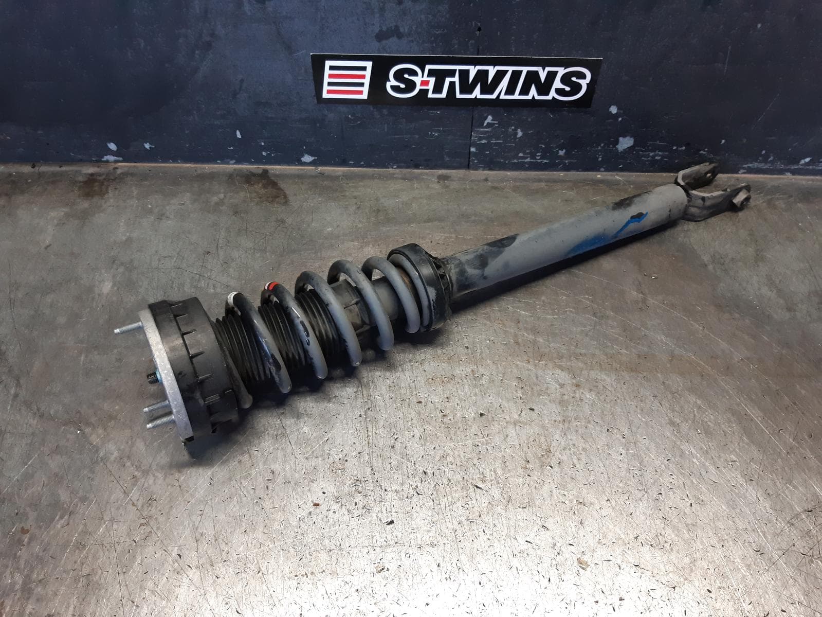 Used auto part listing image: 2017 JAGUAR F PACE RIGHT FRONT STRUT X761, DIESEL, 2.0, TURBO, 02/16-10/20 0000352443
