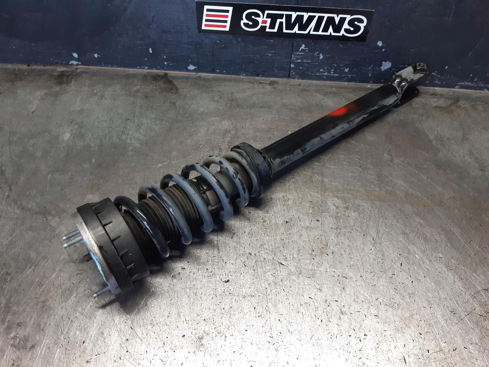 Used auto part listing image: 2017 JAGUAR F PACE LEFT FRONT STRUT X761, DIESEL, 2.0, TURBO, 02/16-10/20 0000352444