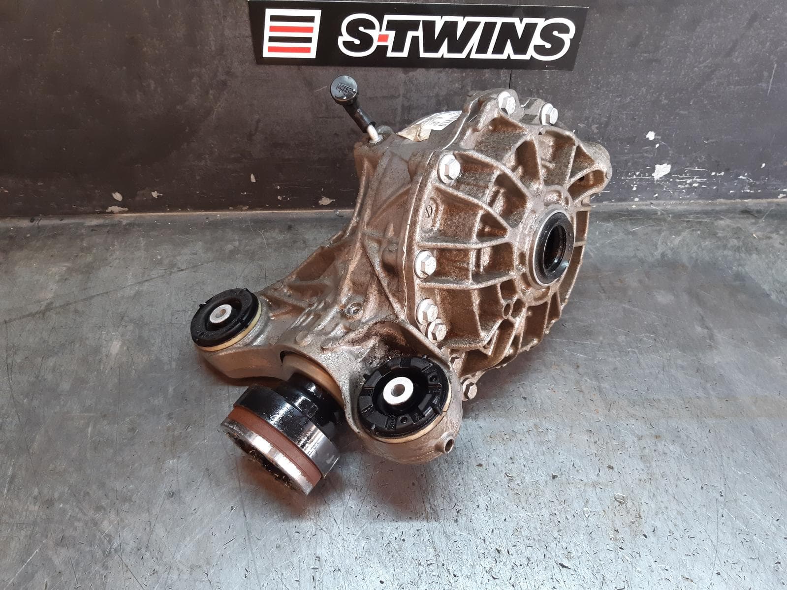 Used auto part listing image: 2017 JAGUAR F PACE DIFFERENTIAL CENTRE X761, REAR, DIESEL, 2.0, 02/16-10/20 0000352445