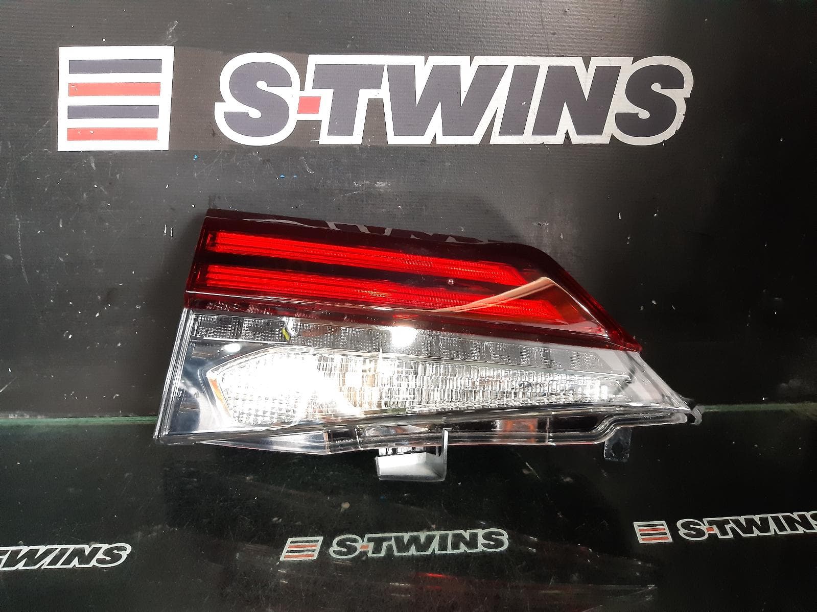Used auto part listing image: 2018 LEXUS RX SERIES REAR GARNISH TAILGATE LAMP (RH SIDE), AL20, F SPORTS/SPORTS LUXURY, LED TYPE, 09/15-10/19 0000256533