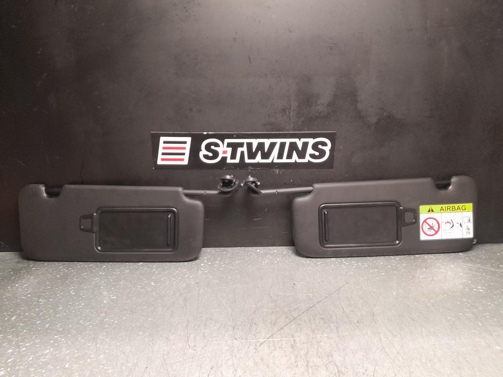 Used auto part listing image: 2024 HYUNDAI I30 SUNVISOR PD, PAIR, 03/17- 0000353042