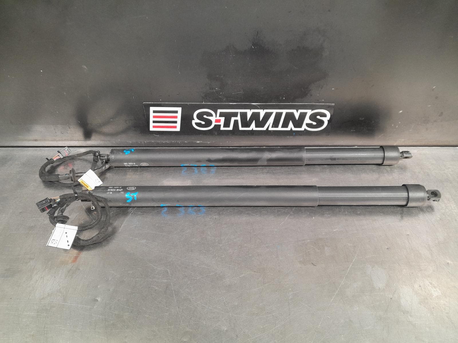 Used auto part listing image: 2019 LAND ROVER RANGE ROVER EVOQUE HATCH STRUT L551, 02/19- 0000302721