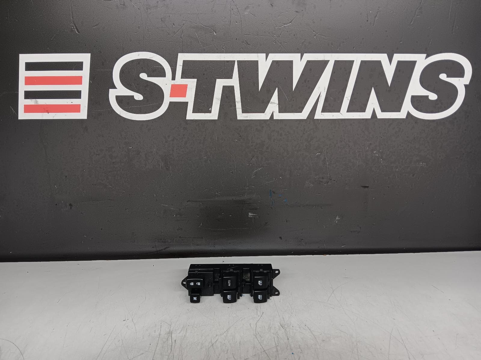 Used auto part listing image: 2019 MITSUBISHI OUTLANDER PWR DR WIND SWITCH RH FRONT (MASTER SWITCH), ZL, 04/18-07/21 0000301474
