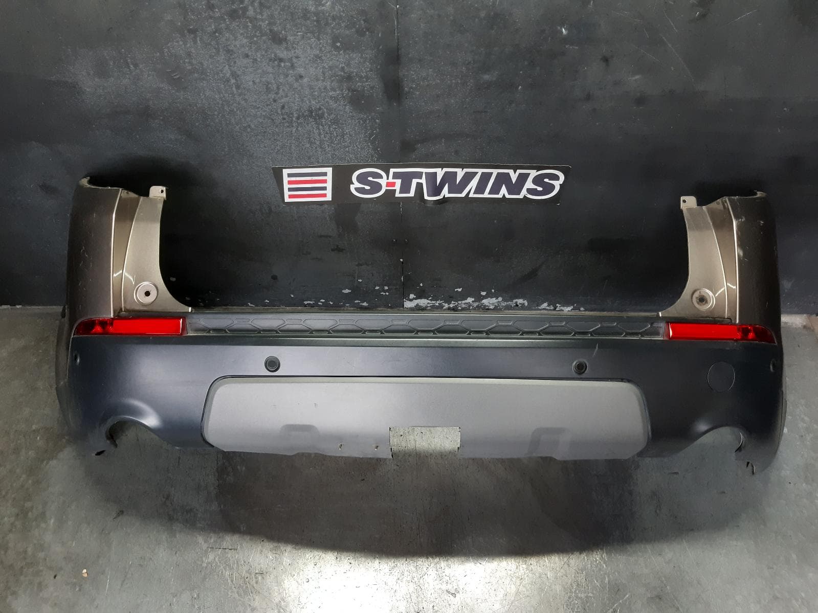 Used auto part listing image: 2017 LAND ROVER DISCOVERY SPORT REAR BUMPER BUMPER BAR (3 PIECE), NON R-DESIGN, 7 SEAT, L550, 01/15-06/19 0000303966