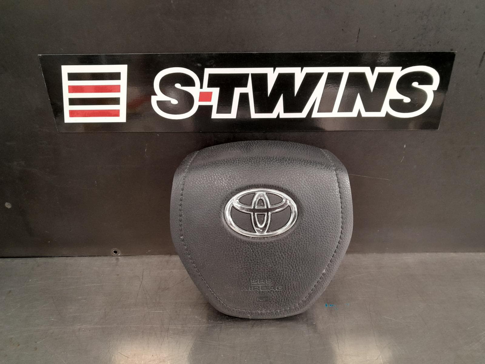 Used auto part listing image: 2014 TOYOTA RAV4 RIGHT AIRBAG STEERING WHEEL, XA40, 12/12-12/18 0000313525