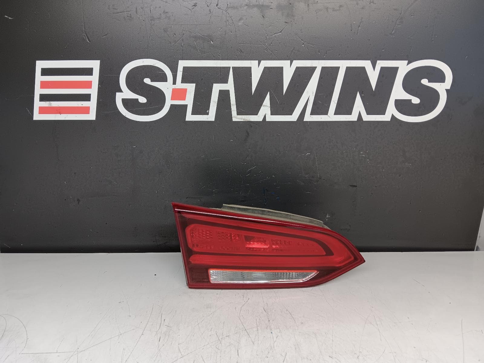 Used auto part listing image: 2019 HYUNDAI SANTA FE REAR GARNISH TAILGATE LAMP (LH SIDE), TM, LED TYPE, 03/18-09/20 0000302504