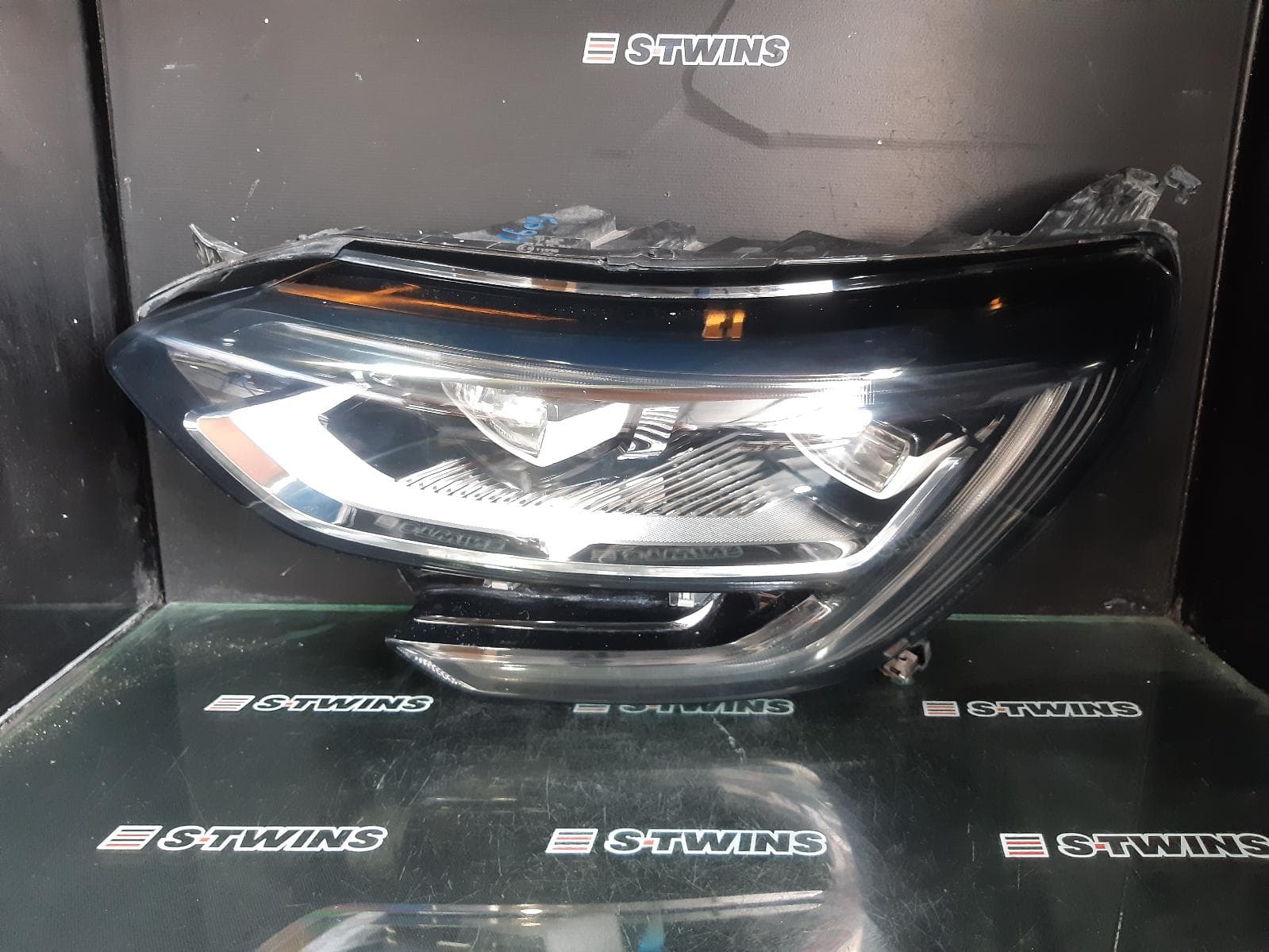 Used auto part listing image: 2017 RENAULT MEGANE LEFT HEADLAMP BFB/KFB, HATCH/WAGON, 06/16-02/20 0000292005