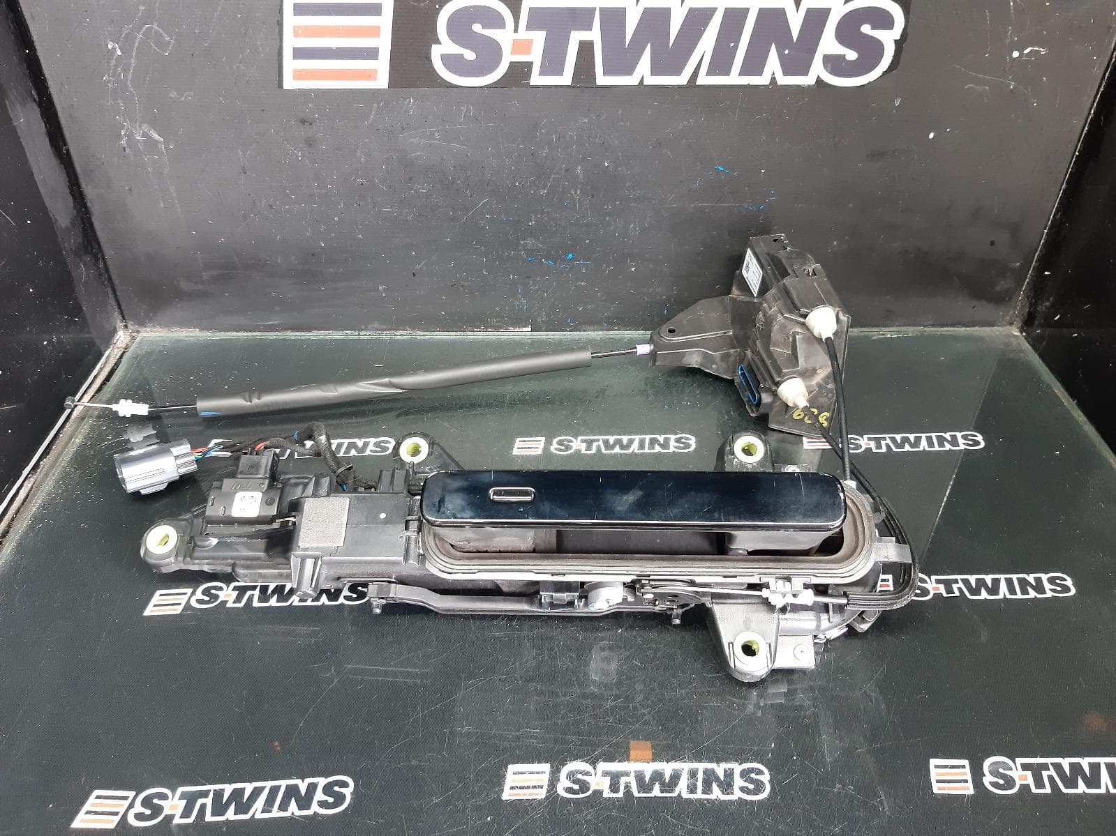 Used auto part listing image: 2020 LAND ROVER RANGE ROVER EVOQUE DOOR BOOT GATE LOCK RIGHT FRONT DOOR LOCK, W/ KEYLESS KEY FOB ENTRY TYPE, L551, 02/19- 0000354994
