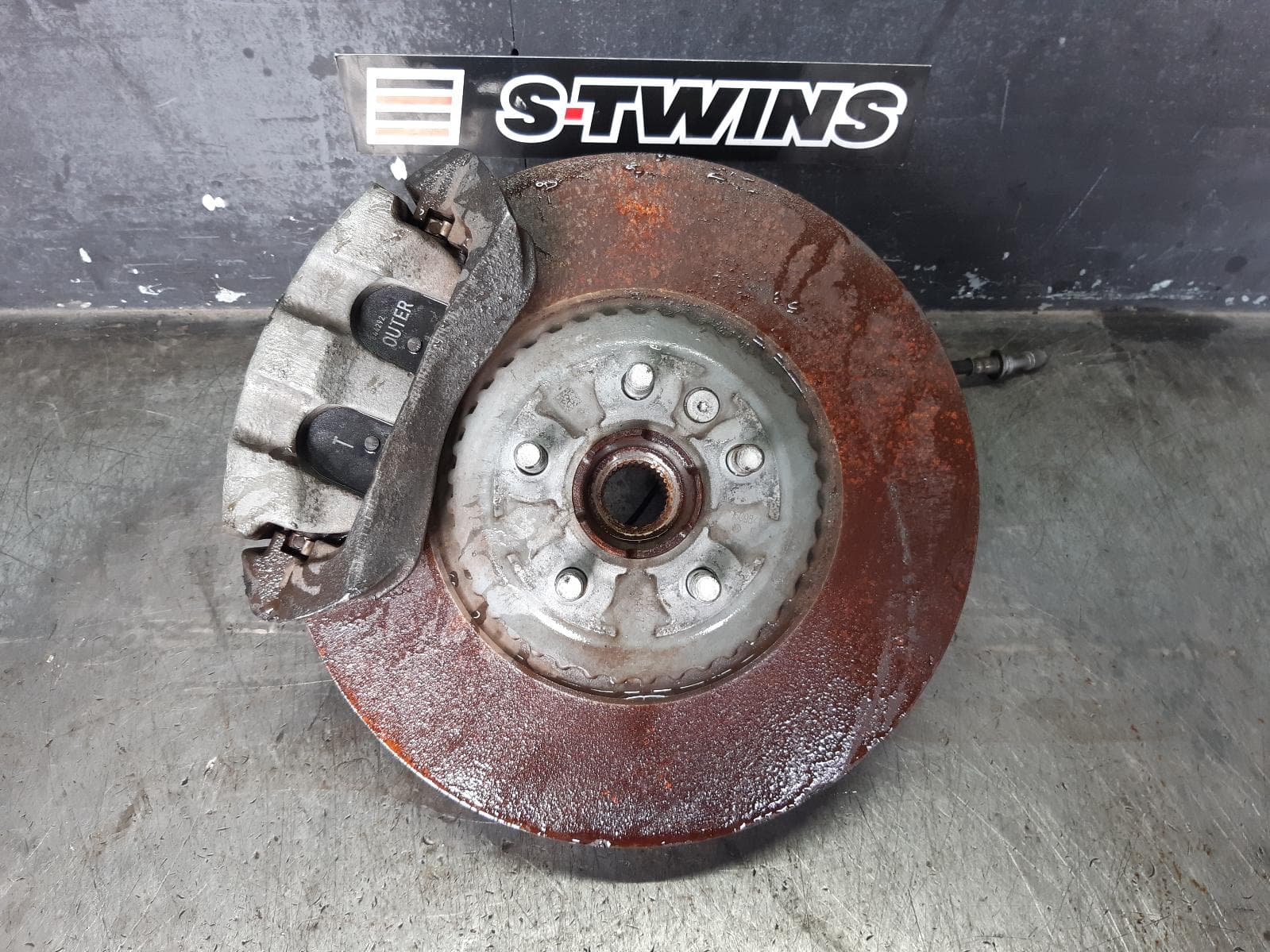 Used auto part listing image: 2020 LAND ROVER RANGE ROVER EVOQUE LEFT FRONT HUB ASSEMBLY L551, 02/19- 0000354619
