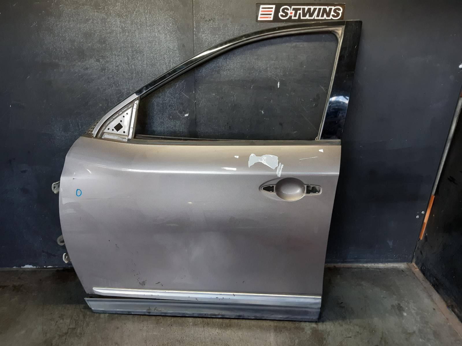 Used auto part listing image: 2014 NISSAN PATHFINDER LEFT FRONT DOOR R52, W/ CHROME MOULD TYPE, 06/13-04/21 0000198605
