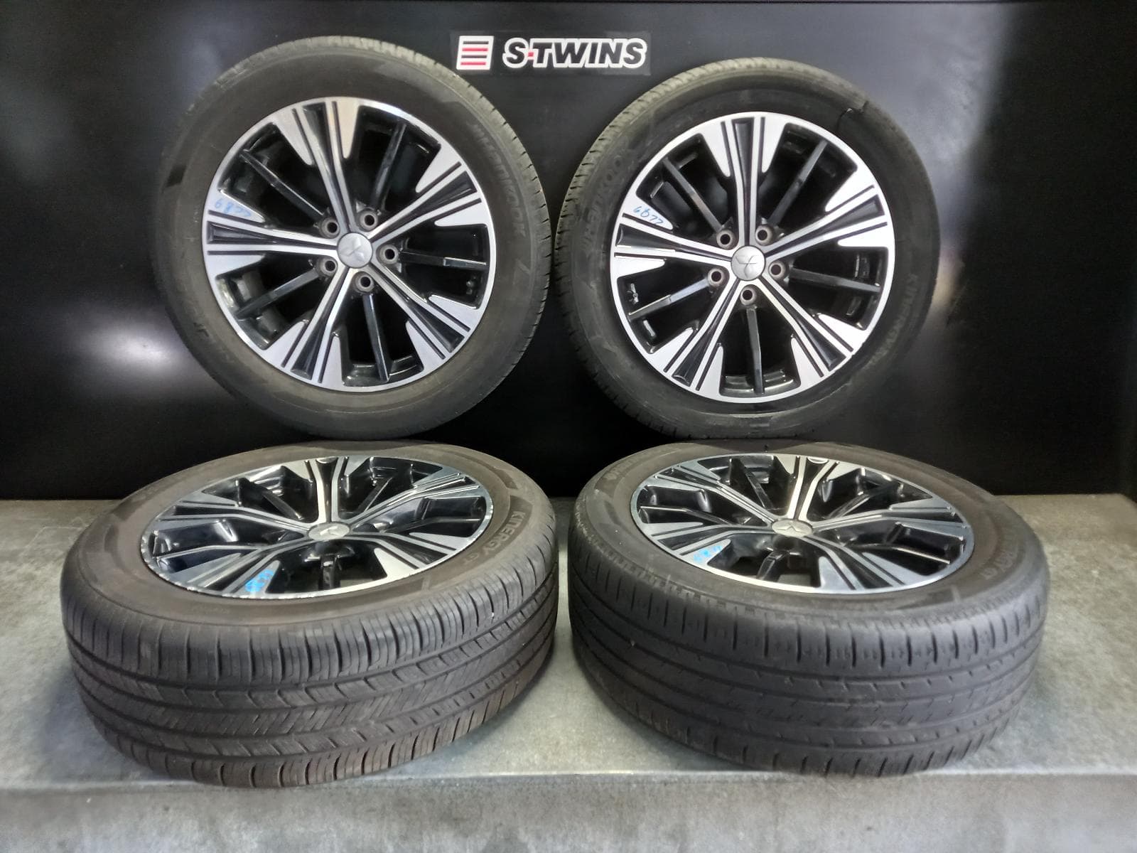 Used auto part listing image: 2019 MITSUBISHI ECLIPSE CROSS WHEEL MAG FACTORY, 18X7IN, 10 SPOKE, BI-COLOUR, SILVER/BLACK, YB, 11/17- 0000260933