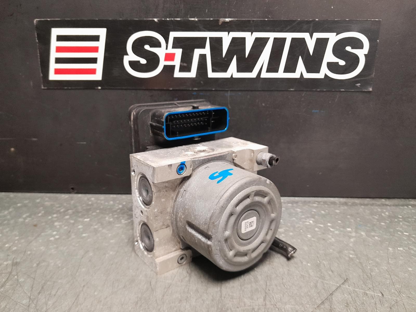 Used auto part listing image: 2020 CHRYSLER 300C ABS PUMP MODULATOR LX, 12/11-12/21 0000347618