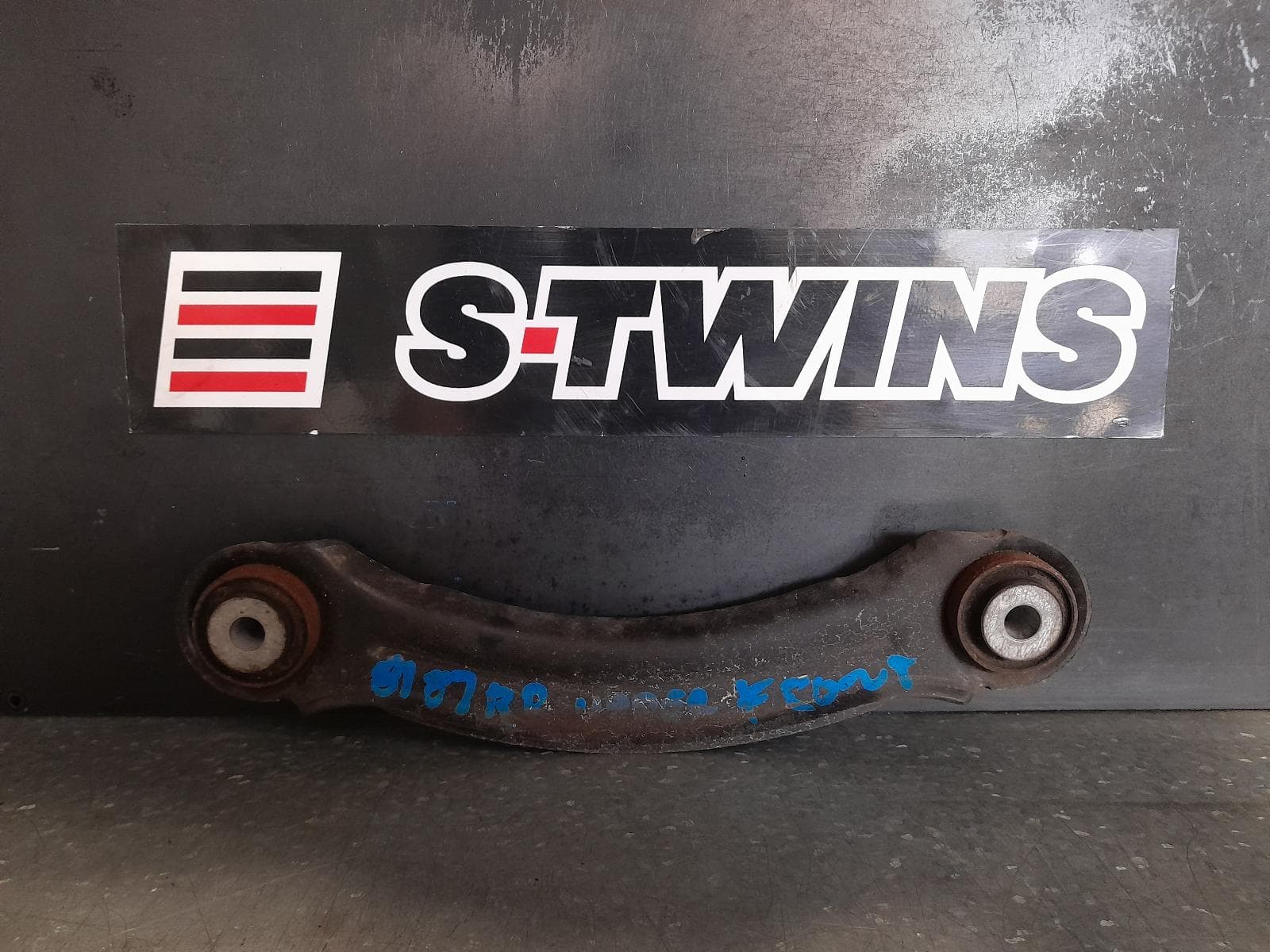 Used auto part listing image: 2020 CHRYSLER 300C RIGHT REAR TRAILING ARM UPPER CONTROL ARM-FRONT, LX2, 12/11-12/21 0000335772
