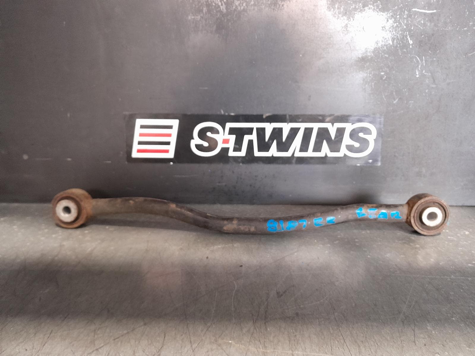 Used auto part listing image: 2020 CHRYSLER 300C RIGHT REAR TRAILING ARM UPPER CONTROL ARM-REAR, LX2, 12/11-12/21 0000335773