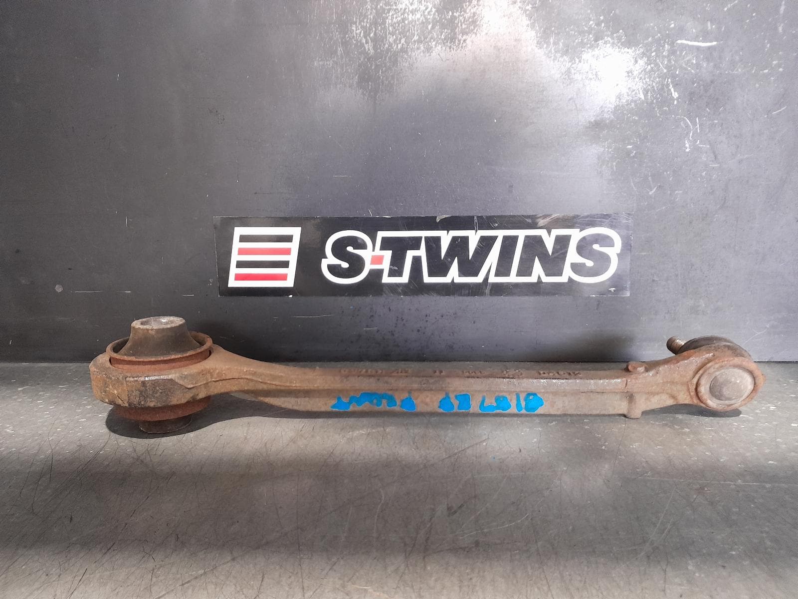 Used auto part listing image: 2020 CHRYSLER 300C RIGHT FRONT LOWER CONTROL ARM LOWER SUPPORT ARM, SRT-8 TYPE, LX2, 12/11-12/21 0000335782