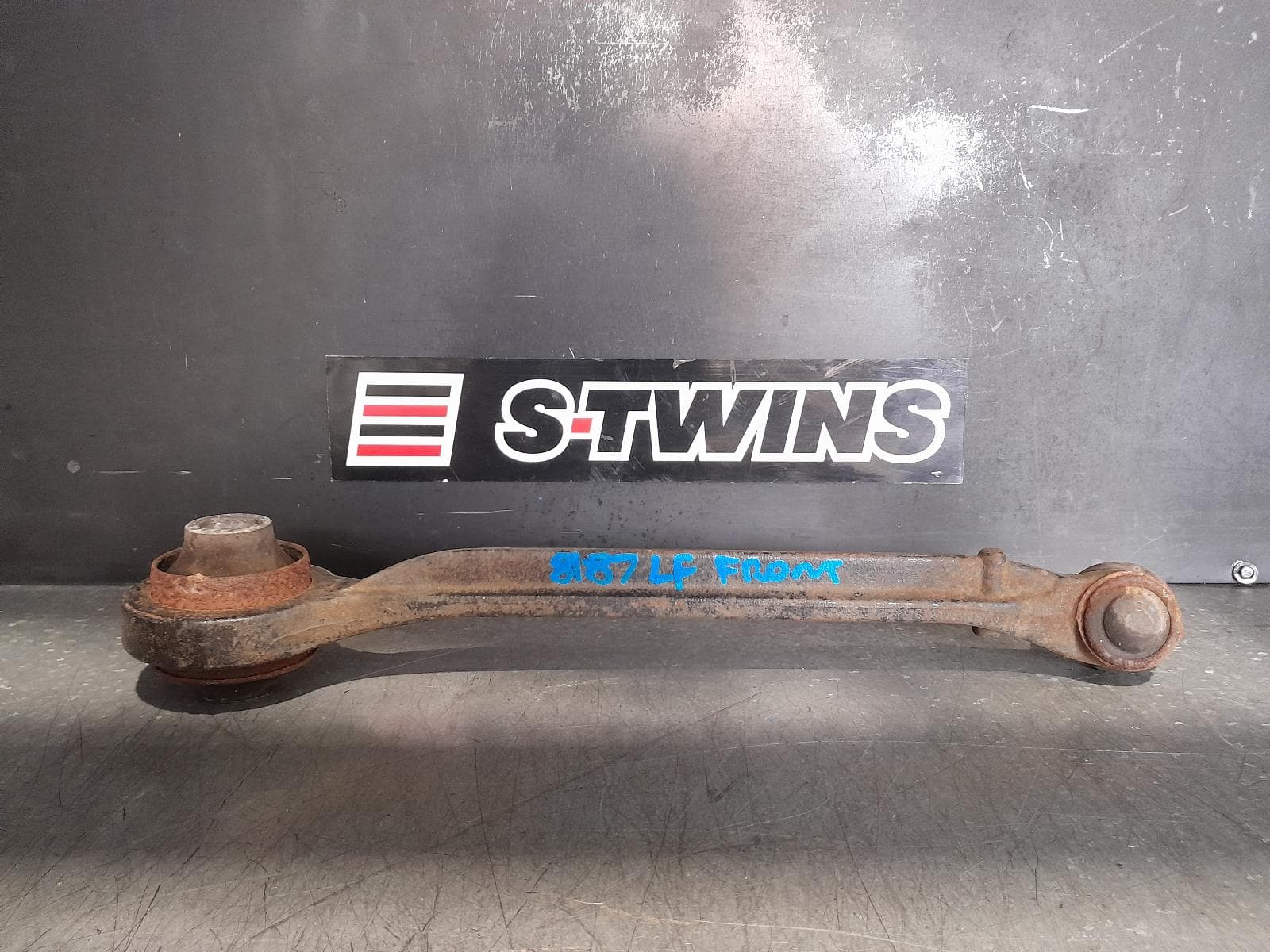 Used auto part listing image: 2020 CHRYSLER 300C LEFT FRONT LOWER CONTROL ARM LOWER SUPPORT ARM, SRT-8 TYPE, LX2, 12/11-12/21 0000335783