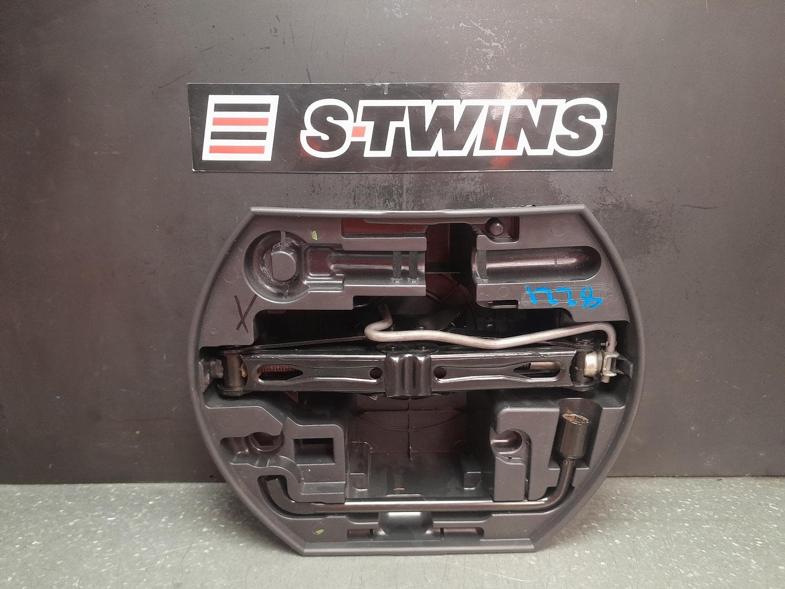 Used auto part listing image: 2013 PEUGEOT 308 JACK TOOL KIT T7, 09/07-01/14 0000356203