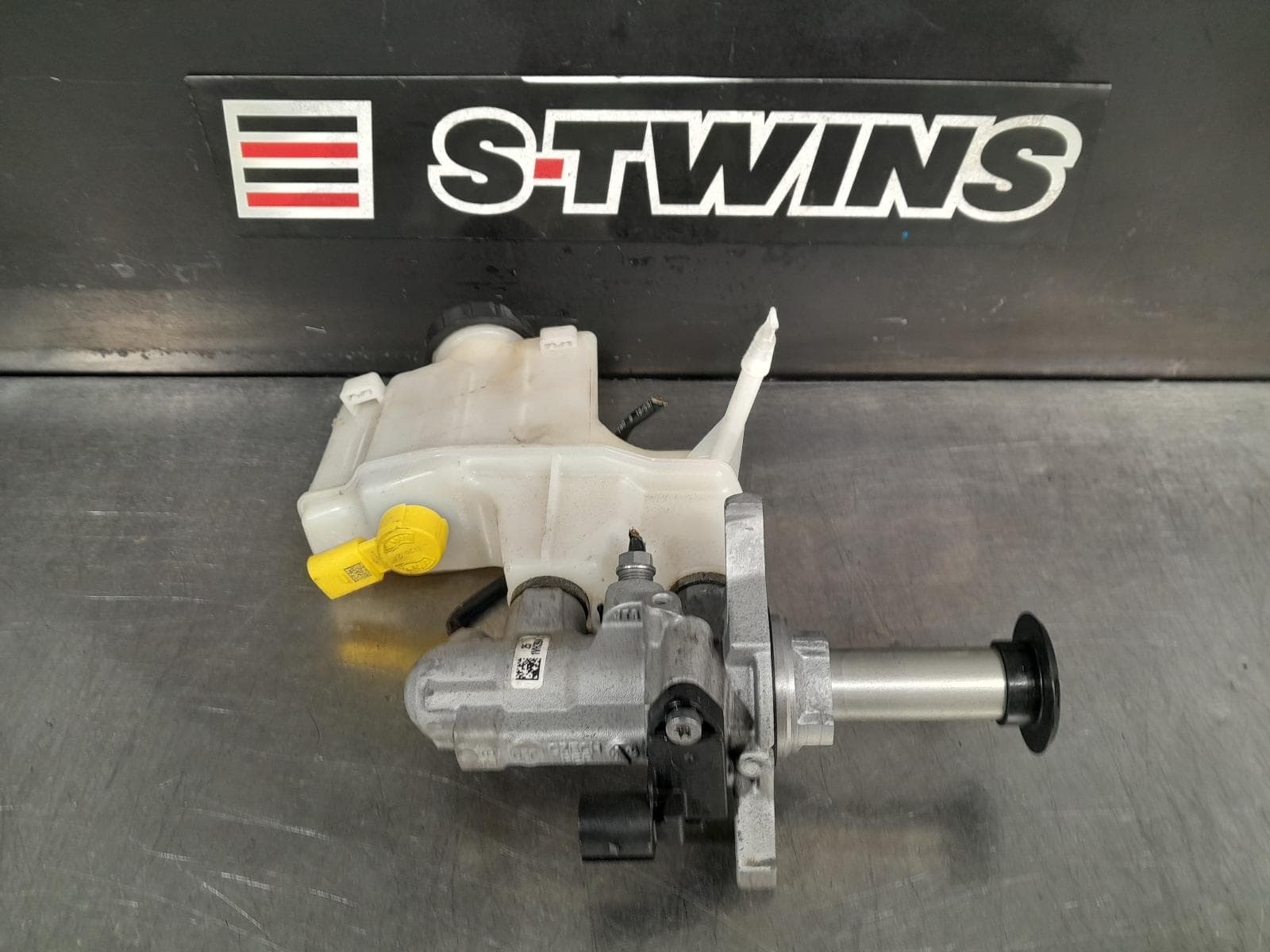 Used auto part listing image: 2021 VOLKSWAGEN POLO MASTER CYLINDER AW, 09/17- 0000305196