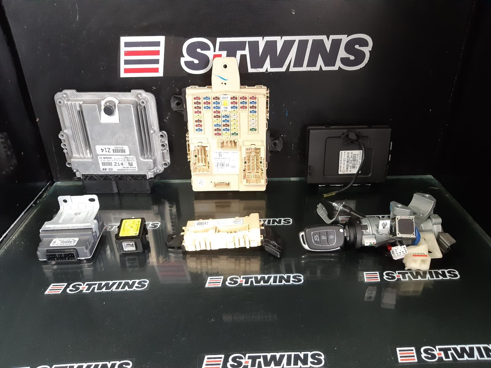 Used auto part listing image: 2017 HYUNDAI SANTA FE ENGINE ECU, 2.2, TURBO DIESEL, SEC SET (ECU, IMM, READER, KEY), DM, 06/12-02/18 0000214610