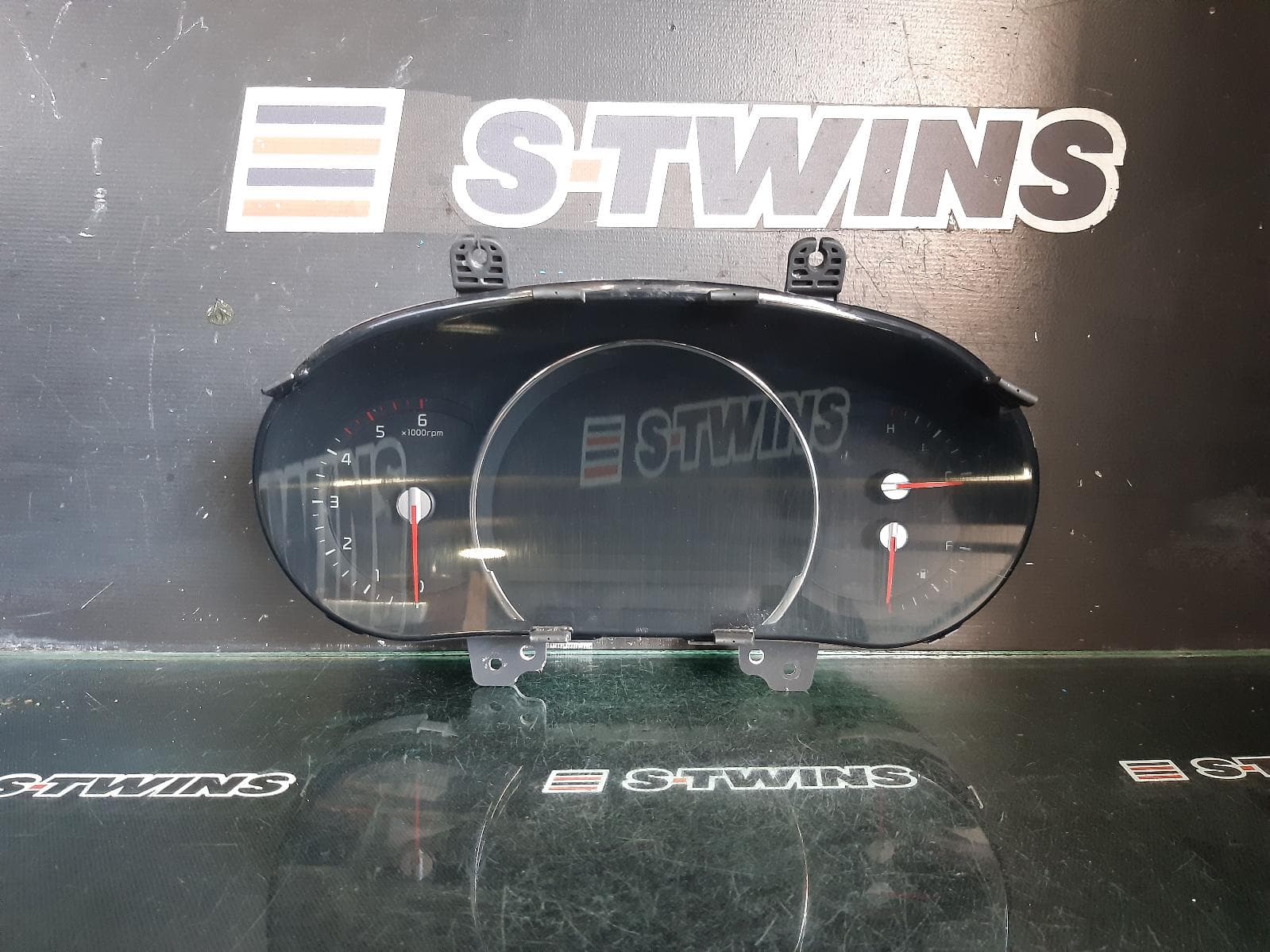 Used auto part listing image: 2017 KIA SORENTO INSTRUMENTCLUSTER DIESEL, SLi/PLATINUM, UM, 03/15-08/17 0000305996
