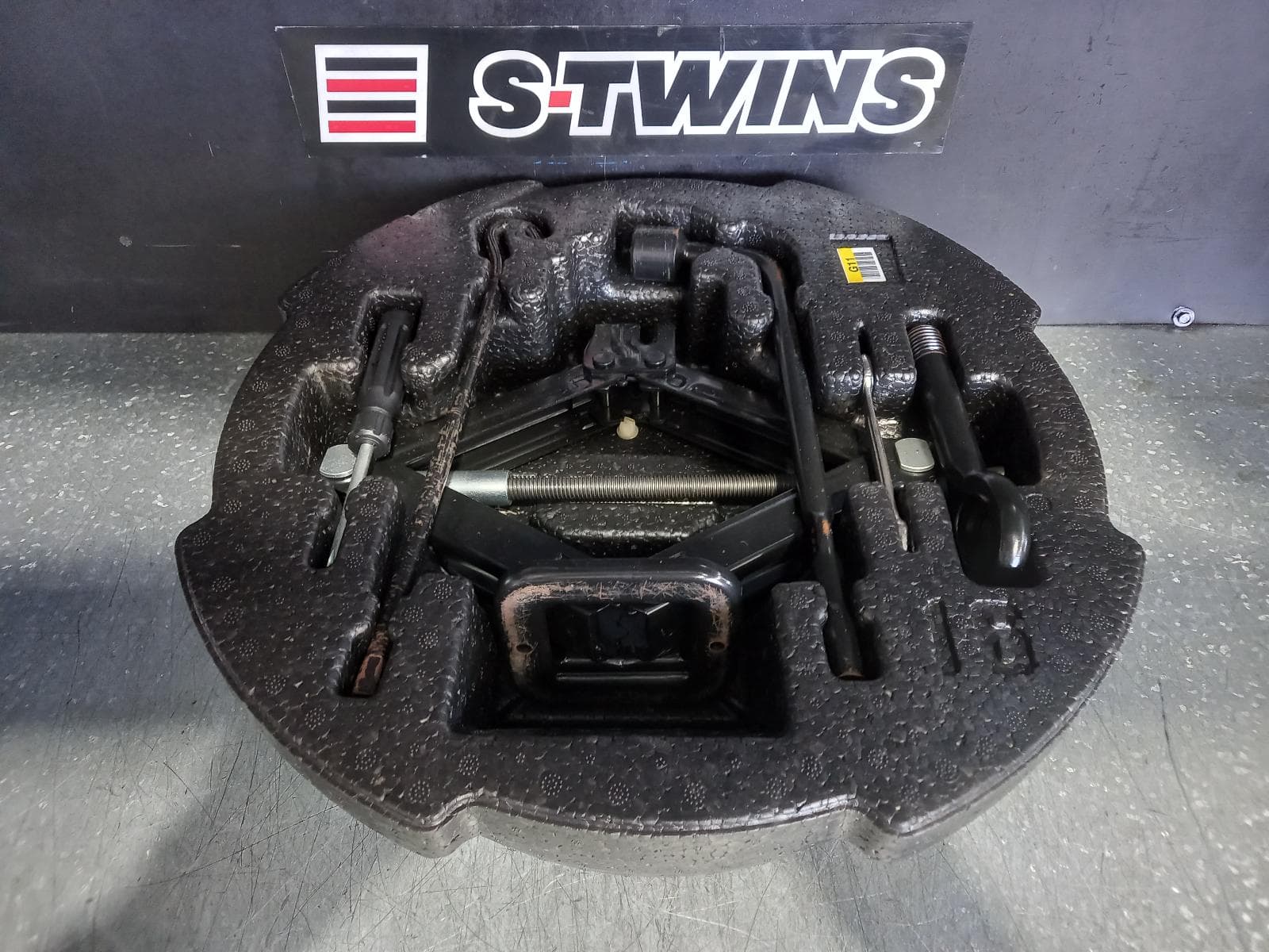 Used auto part listing image: 2013 HYUNDAI I30 JACK TOOL KIT GD, 03/12-04/17 0000341874