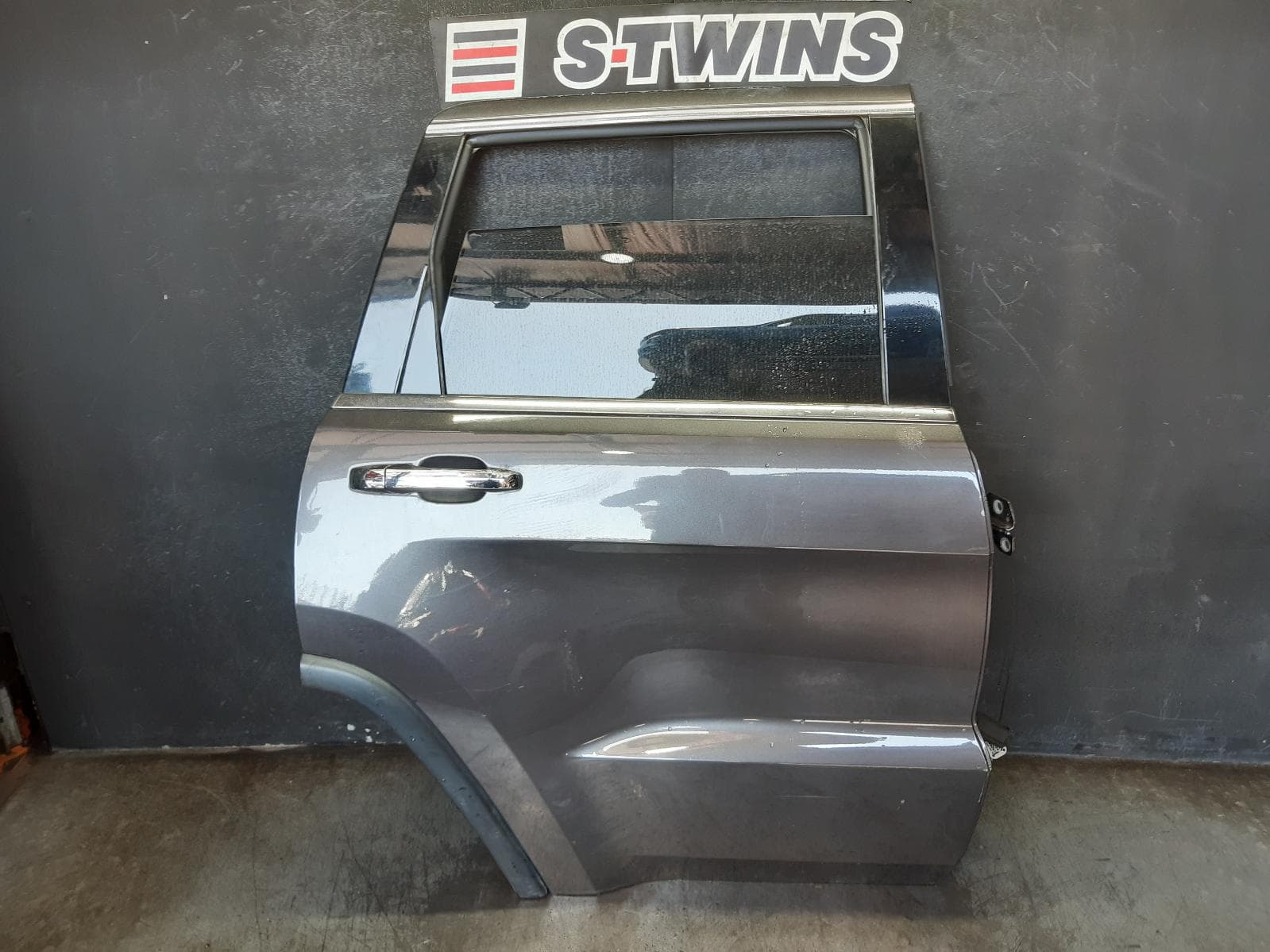 Used auto part listing image: 2015 JEEP GRANDCHEROKEE RIGHT REAR DOOR SLIDING WK, NON MOULD TYPE, NON SRT/SRT8, 10/10-02/22 0000288048