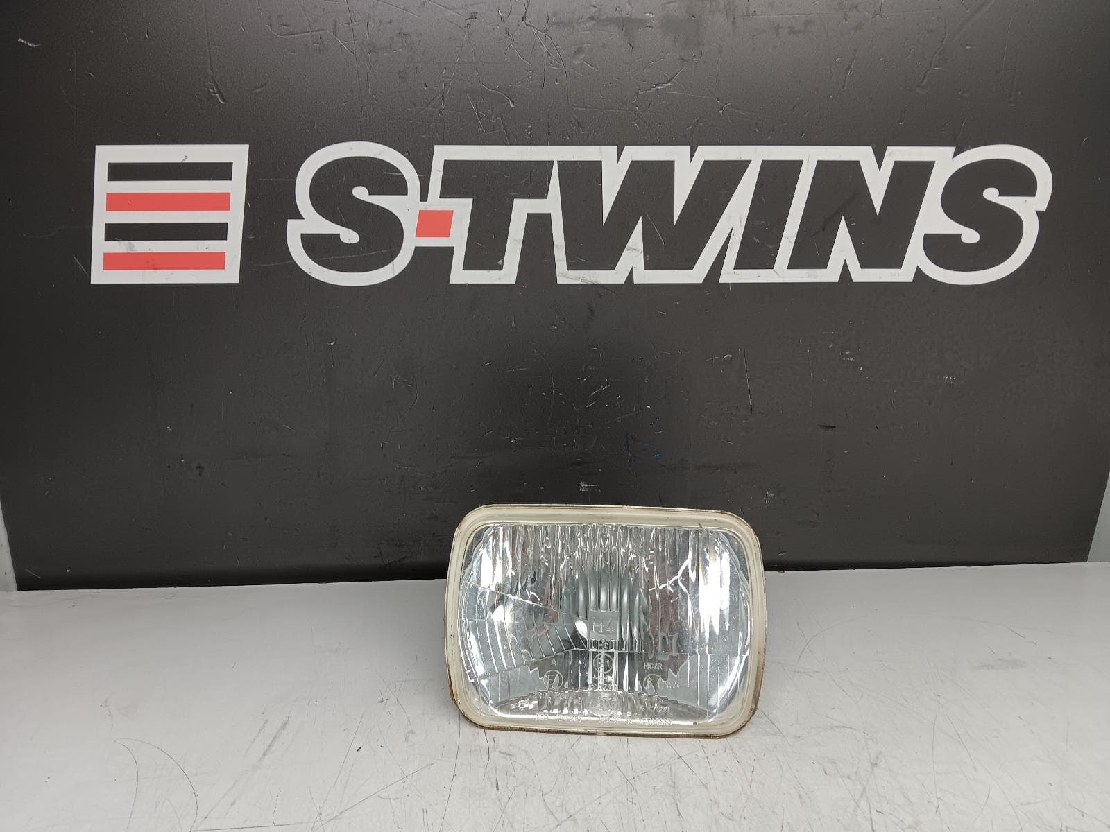 Used auto part listing image: 1996 JEEP CHEROKEE LEFT HEADLAMP 04/94-08/97 0000305048