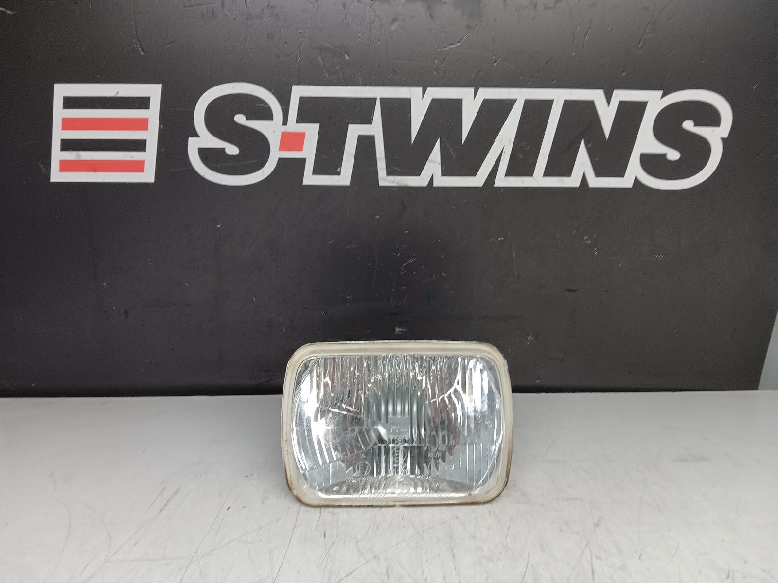 Used auto part listing image: 1996 JEEP CHEROKEE RIGHT HEADLAMP 04/94-08/97 0000305049