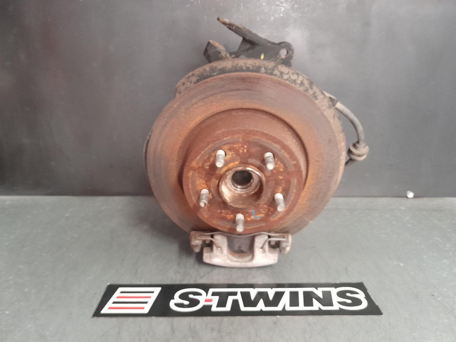 Used auto part listing image: 2013 FORD KUGA LEFT REAR HUB ASSEMBLY TF, 4WD, 11/12-09/16 0000358050