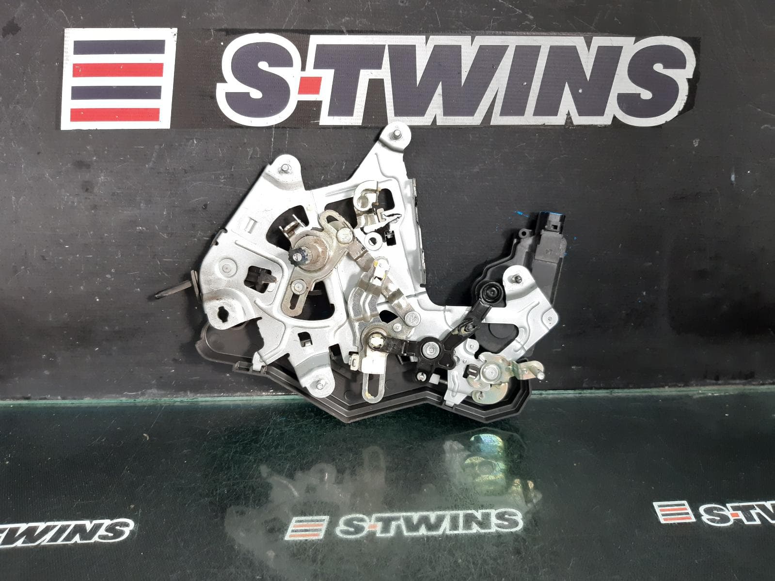 Used auto part listing image: 2019 HYUNDAI ILOAD/IMAX DOOR BOOT GATE LOCK ILOAD/IMAX, LEFT SLIDING DOOR, FRONT MIDDLE LOCK/ACTUATOR, TQ, 11/07-03/21 0000356370