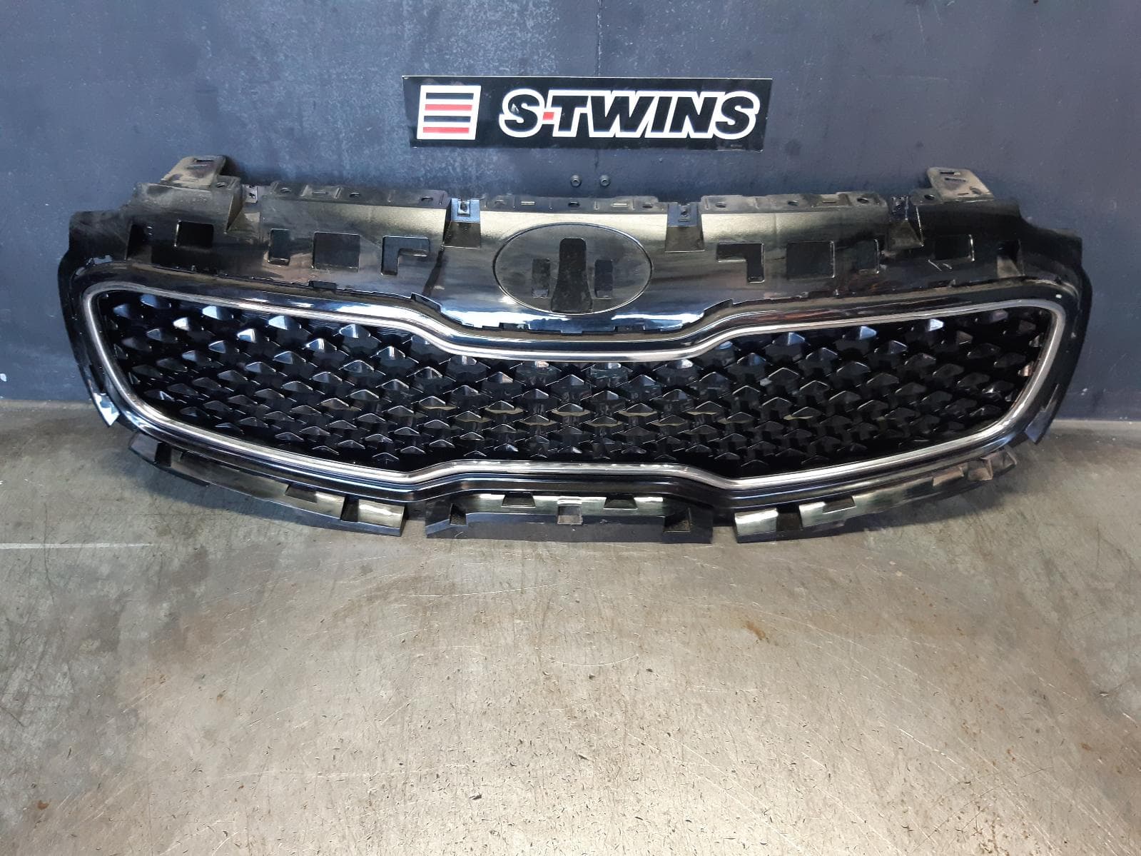 Used auto part listing image: 2017 KIA SPORTAGE GRILLE RADIATOR GRILLE, QL, SLi, GLOSS BLACK MESH, W/ ACTIVE CRUISE CONTROL TYPE, 10/15-04/18 0000354519