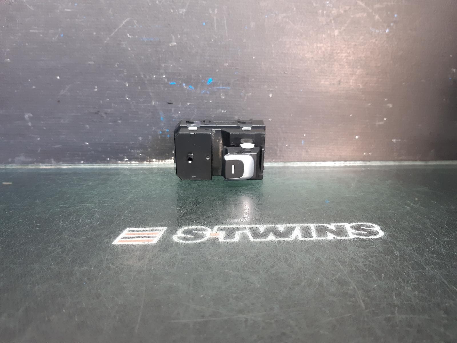 Used auto part listing image: 2017 KIA SPORTAGE PWR DR WIND SWITCH LH FRONT/LH REAR/RH REAR, QL, 10/15-08/21 0000354888