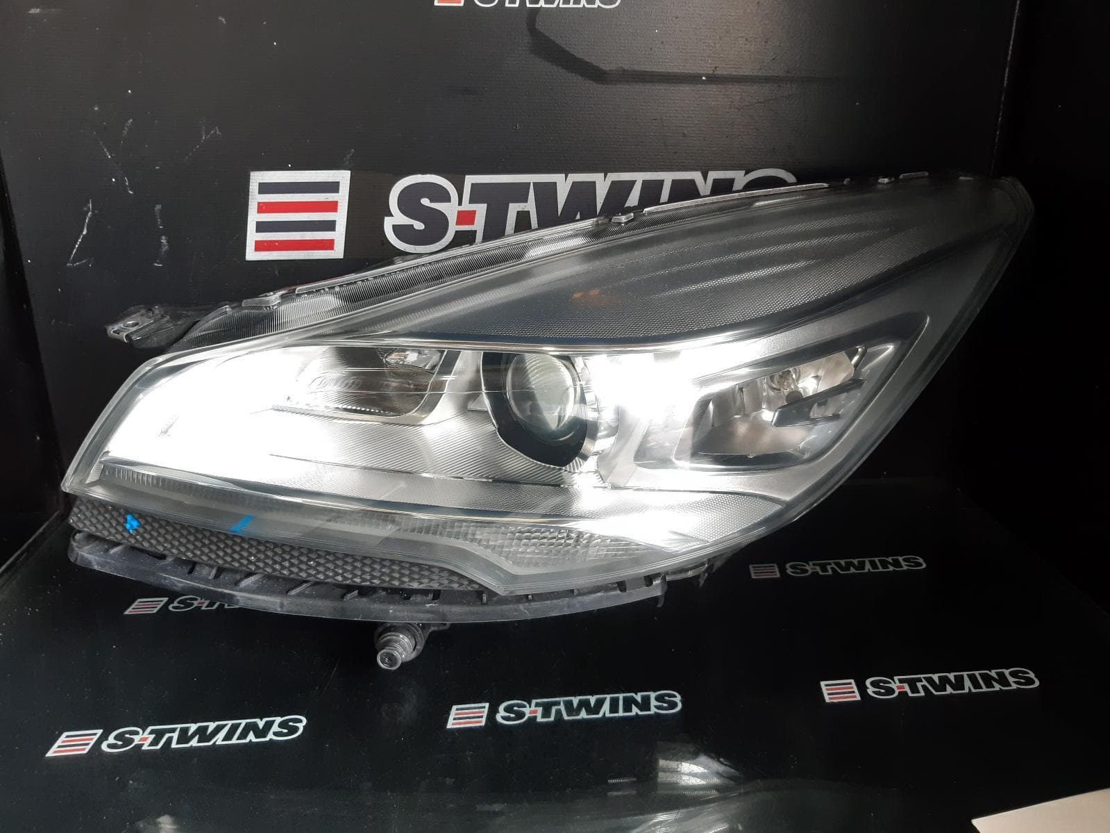 Used auto part listing image: 2014 FORD KUGA LEFT HEADLAMP TF, XENON, TITANIUM, 11/12-09/16 0000355082