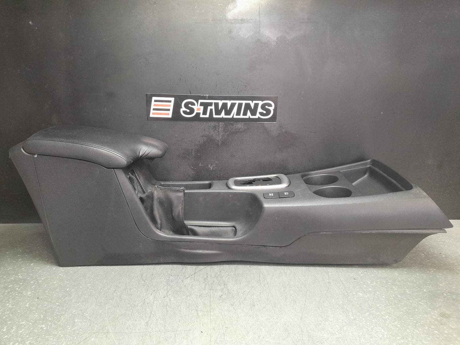 Used auto part listing image: 2017 TOYOTA HILUX CONSOLE CENTRE CONSOLE, AUTO T/M, W/ LID TYPE, NON REAR A/C TYPE, BLACK, 06/15- 0000354465