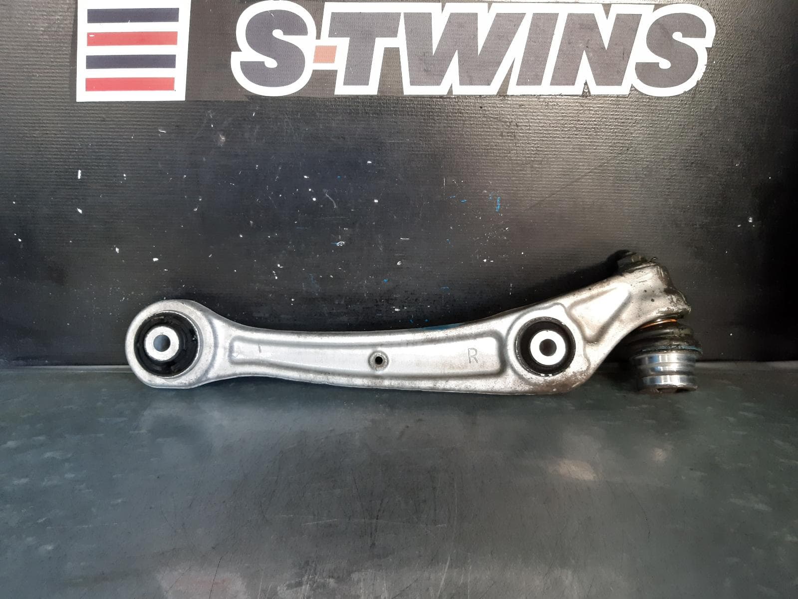 Used auto part listing image: 2014 AUDI Q5 RIGHT FRONT LOWER CONTROL ARM 8R, FRONT (STRAIGHT), 08/11-01/17 0000217373