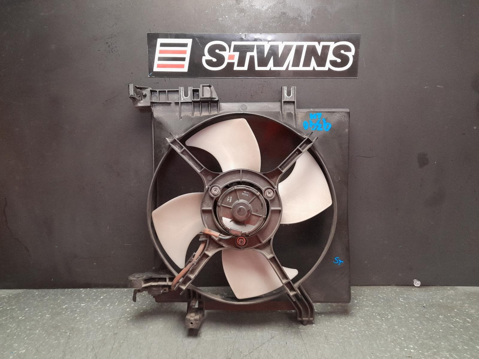 Used auto part listing image: 2009 SUBARU FORESTER FAN RADIATOR FAN (LH - PASSENGER SIDE), 2.5, EJ25, 2 WIRE PLUG TYPE (4 BLADES), 02/08-12/12 0000356743